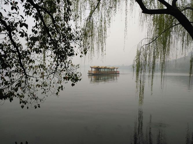 西湖美（西湖美景,三月天嘞,春雨如酒,柳如烟嘞）