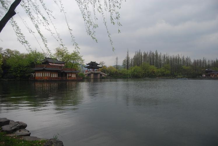 西湖美（西湖美景,三月天嘞,春雨如酒,柳如烟嘞）