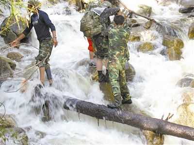 涉水是什么意思（翻山越岭跋山涉水是什么意思）