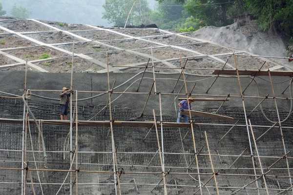 加筋土（加筋土挡土墙施工视频）